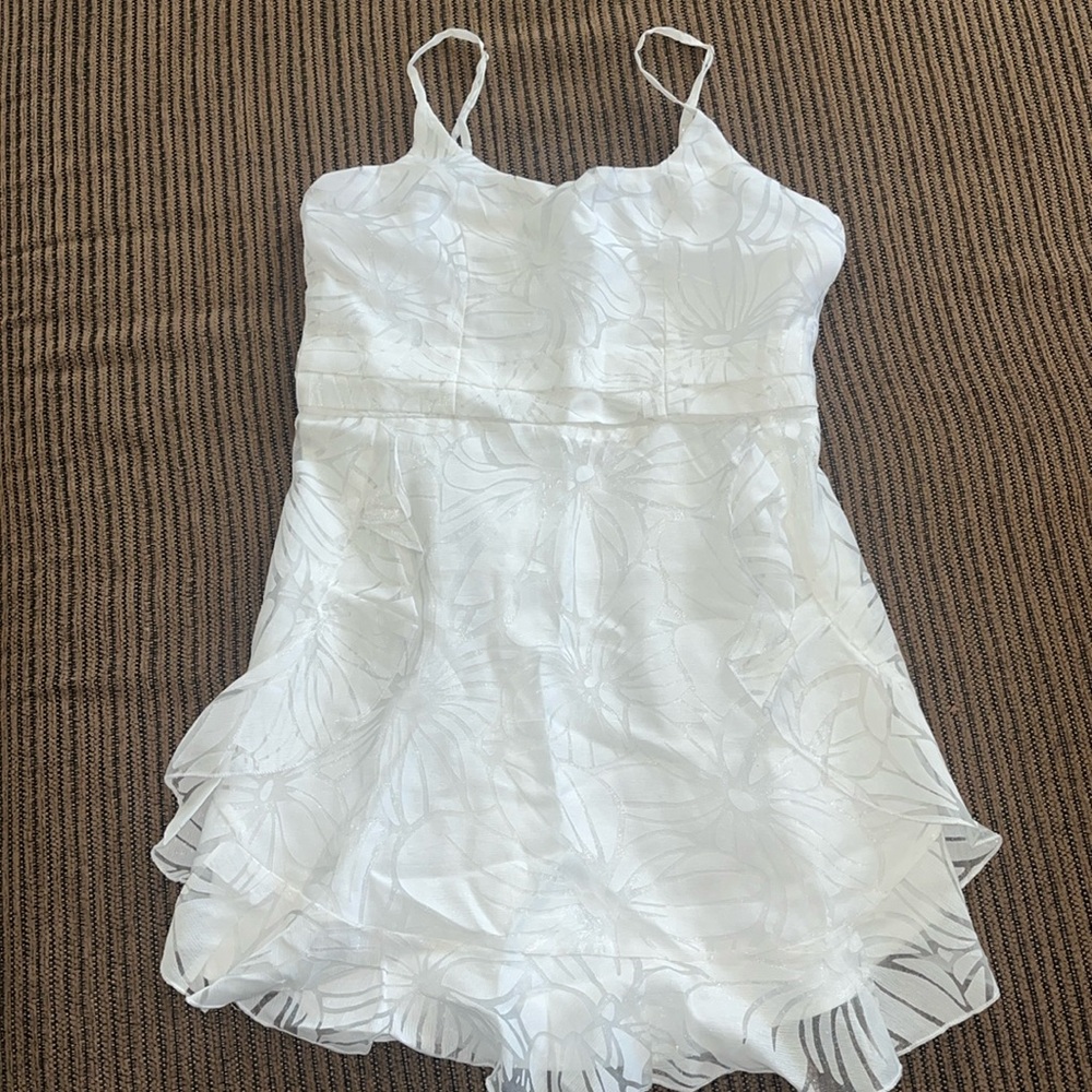 NWT. Short white xl ruffle party dress